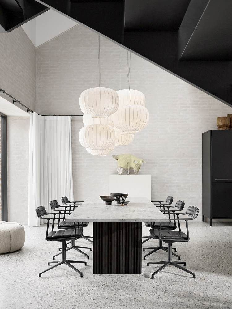 Vipp Cabin Square Table Esstisch mit Stühlen in modernem Esszimmer mit Pendelleuchten.