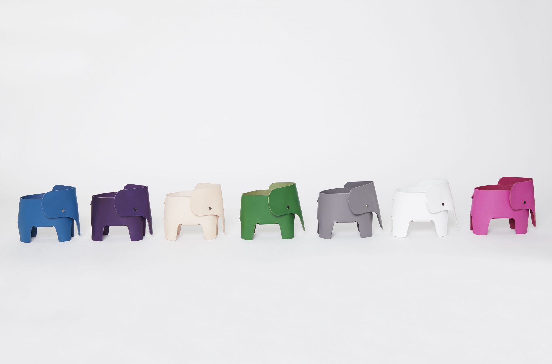 Reihe von farbigen Elephant Tischleuchten von EO Denmark auf weißem Hintergrund.