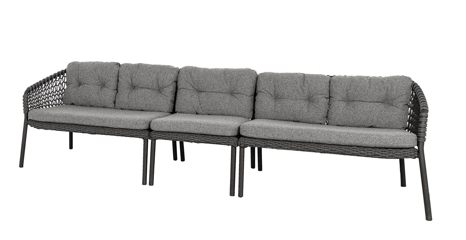 Ocean Outdoor Sofa mit dunkelgrauen Kissen, Cane-Line Lounge Möbel für Garten und Terrasse.