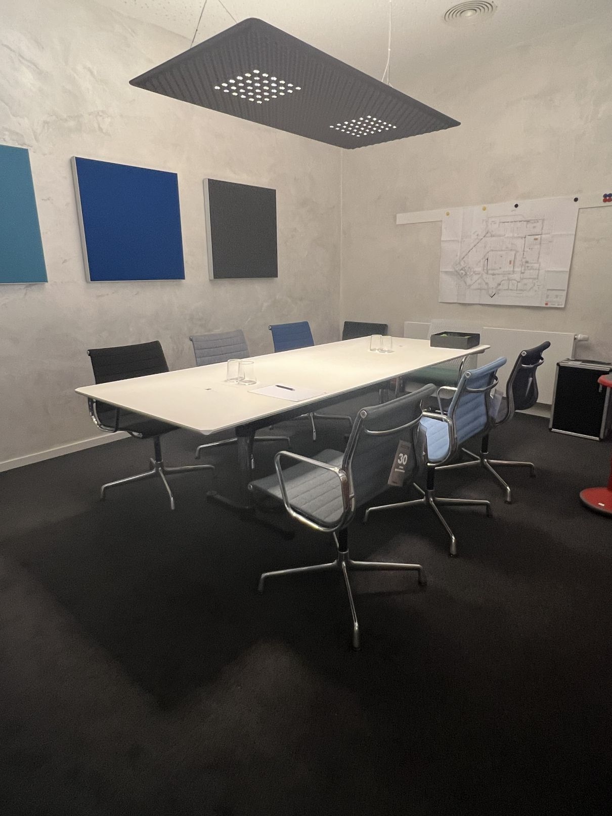 USM & Vitra Eames Aluminium Chair Besprechungskombination AUSSTELLUNGSSTÜCK / GEBRAUCHTMÖBEL