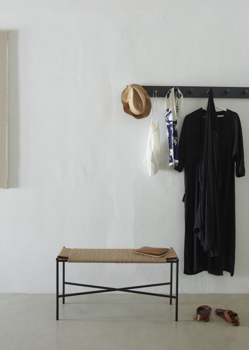 Vent Bank von Skagerak by Fritz Hansen im Flur mit Kleidung und Accessoires.