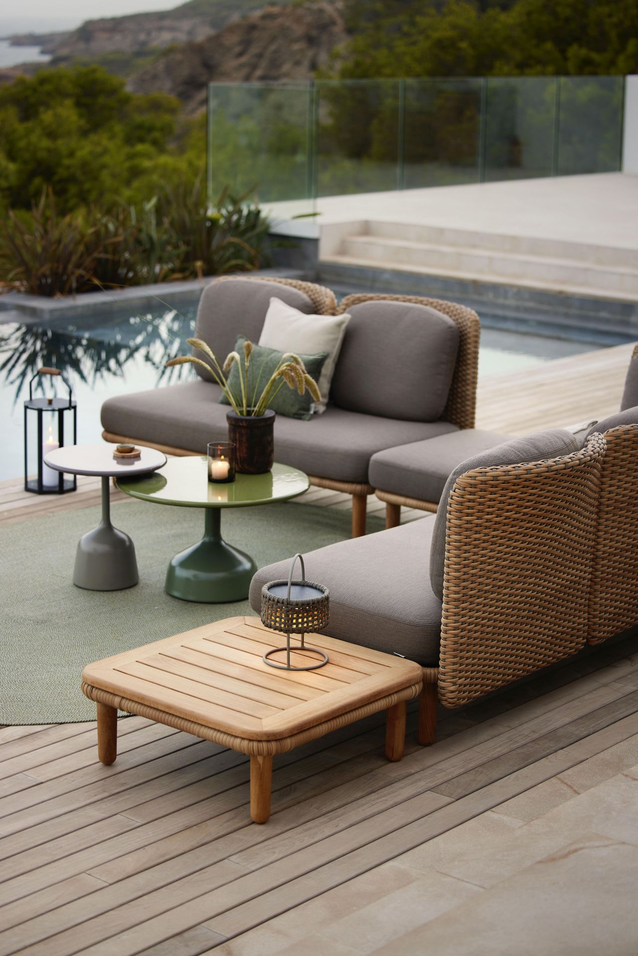 Arch Cane-Line Couchtisch mit Teakplatte im Outdoor-Bereich. Gartenmöbel und Beistelltische aus Teakholz.