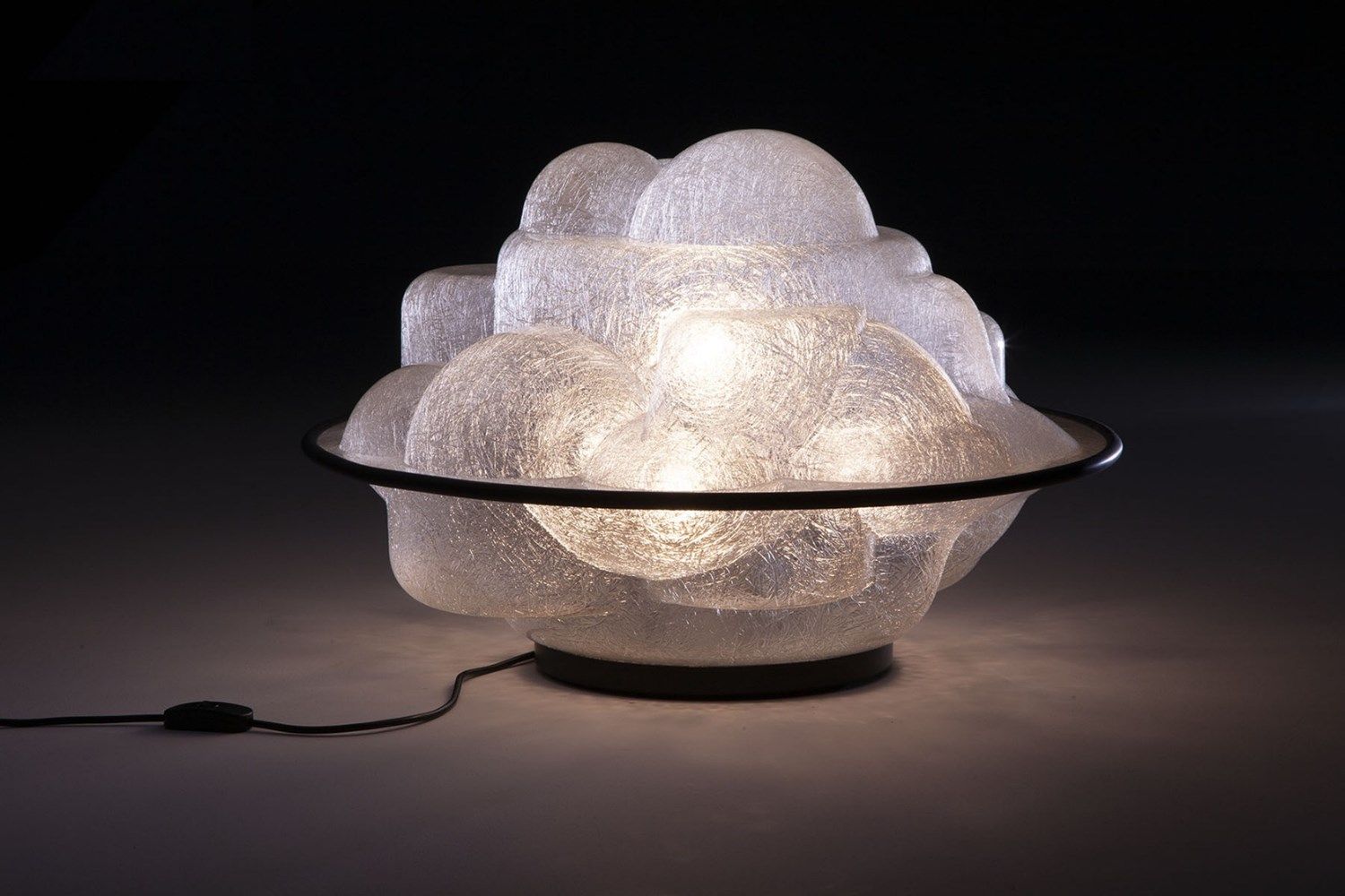 Nahaufnahme der Profiterolle Tischleuchte von Martinelli Luce, modernes Designobjekt für Wohnraumbeleuchtung.