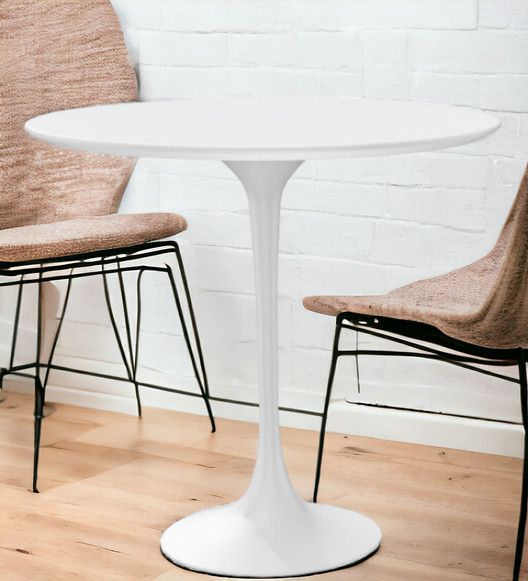 Weißer Saarinen Beistelltisch/Couchtisch von Knoll International (H 52 cm) mit ovaler Tischplatte und zentralem Fuß.