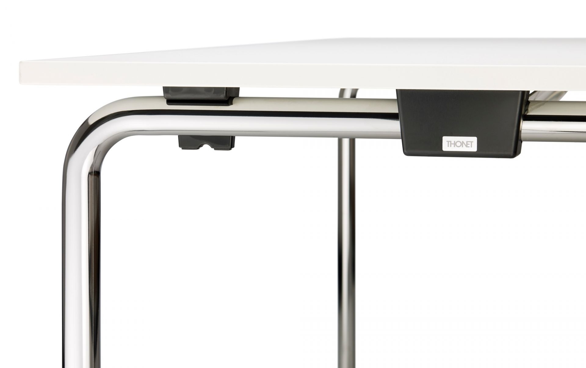 Detailaufnahme: Weißer Thonet Klapptisch S 1196/1 mit verchromtem Gestell, ideal für Konferenzräume und Büros.