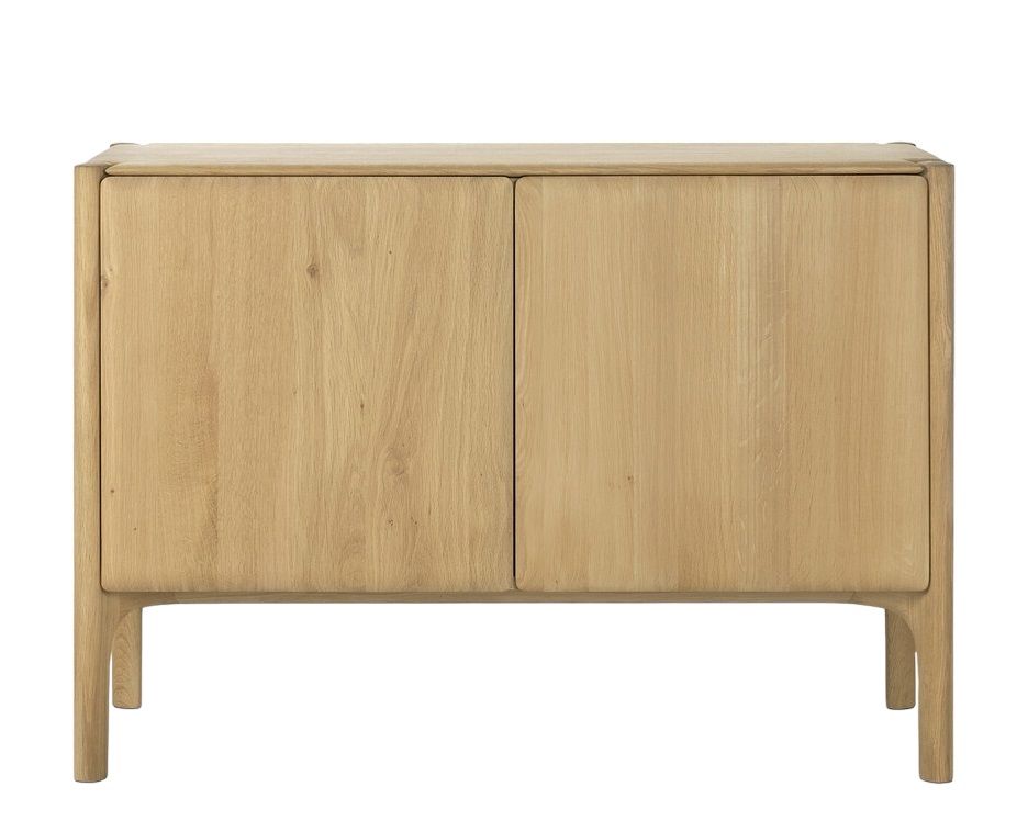 PI Anrichte von Ethnicraft: Geölte Eichenholz Kommode mit zwei Türen und schlichtem Design.