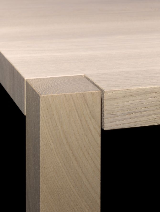 Detailaufnahme: TA19 Sloane Tisch von e15, Tischplatte und Bein aus hellem Massivholz.