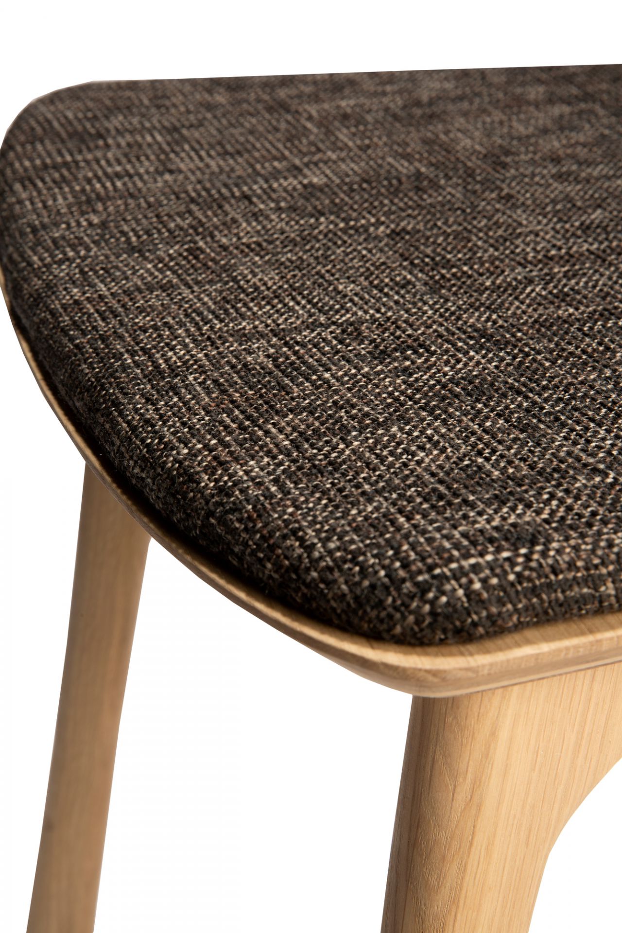 Detailaufnahme Bok Stuhl: Dunkelbraunes Sitzkissen aus Stoff auf Eichenholz-Gestell. Moderner Stuhl ohne Armlehne.