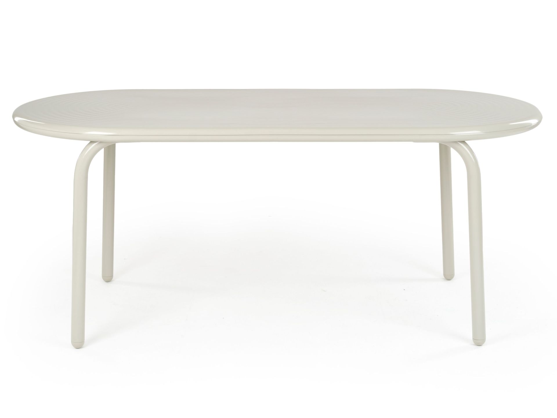 Groove Outdoor Tisch von Tom Dixon in Putty, oval und mit gerillter Oberfläche.