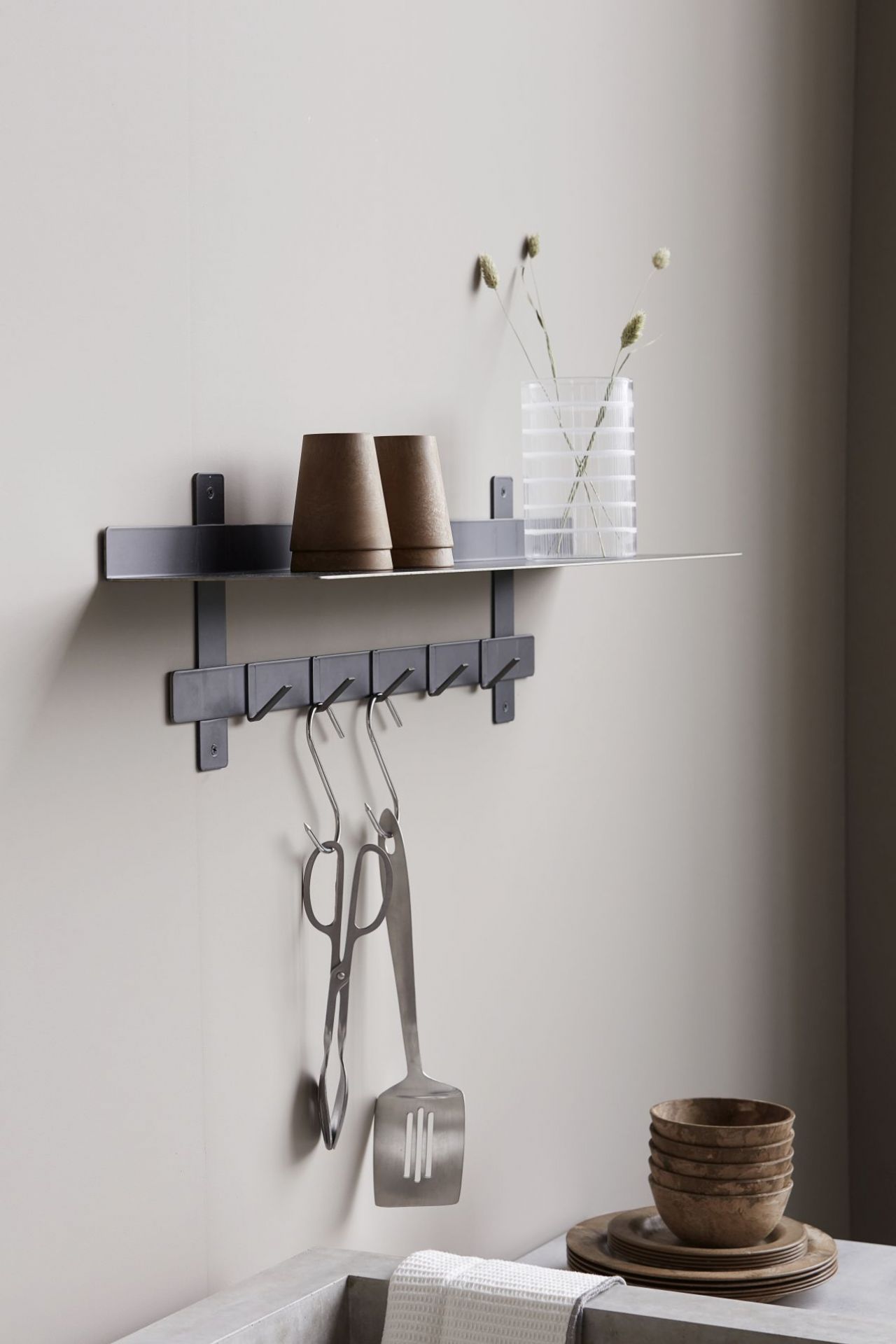 Modernes Wandregal mit Haken von House Doctor, ideal für Küchenutensilien und Dekoration.