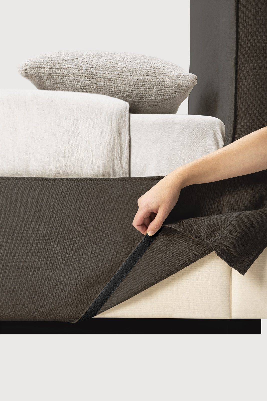 Revive Bett: Detailansicht des abnehmbaren, grauen Leinenbezugs mit Klettverschluss für einfache Reinigung.