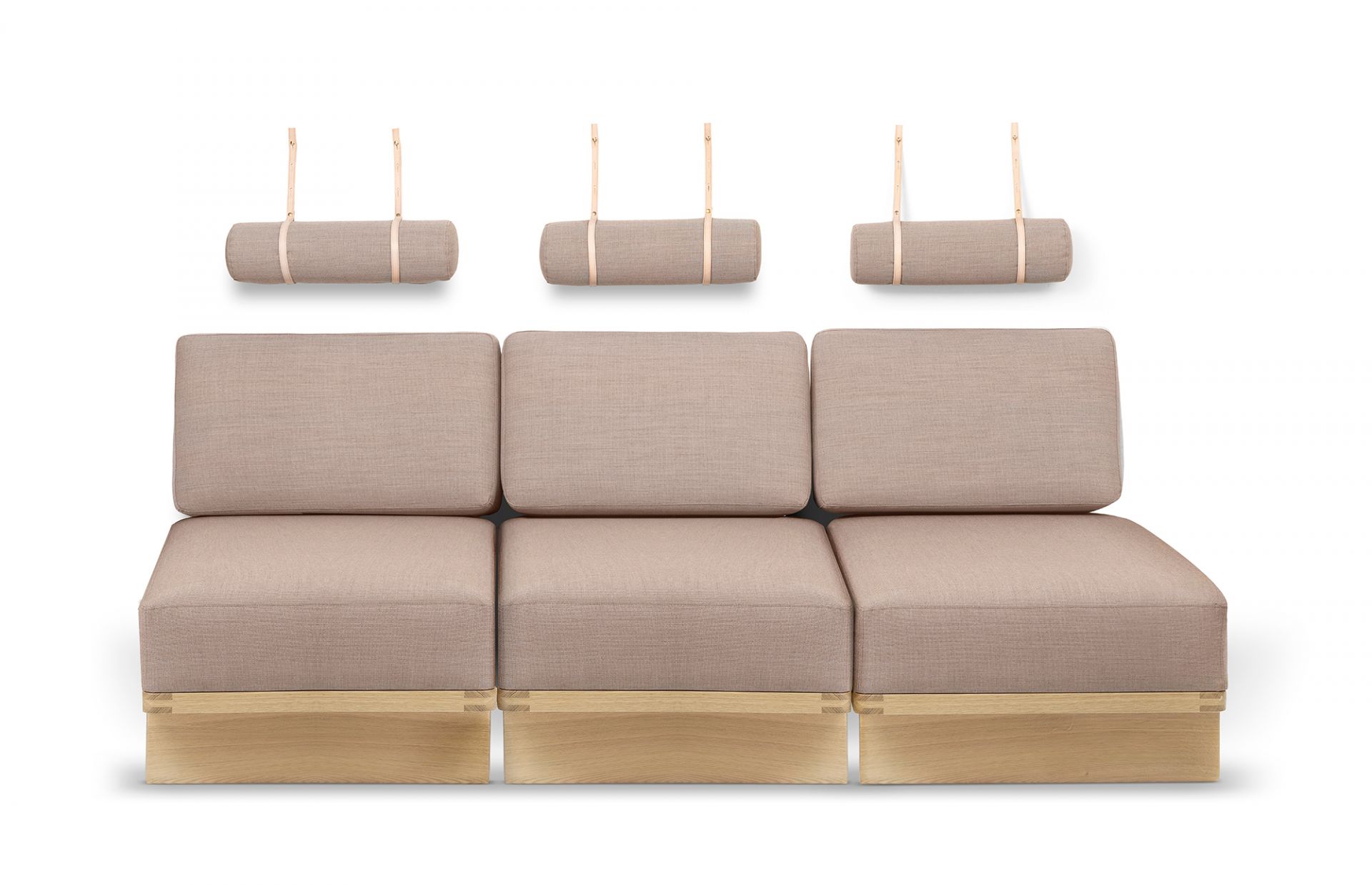 Daybed BM0865 Tagesbett von Carl Hansen mit hellbraunem Stoff und drei Nackenrollen.