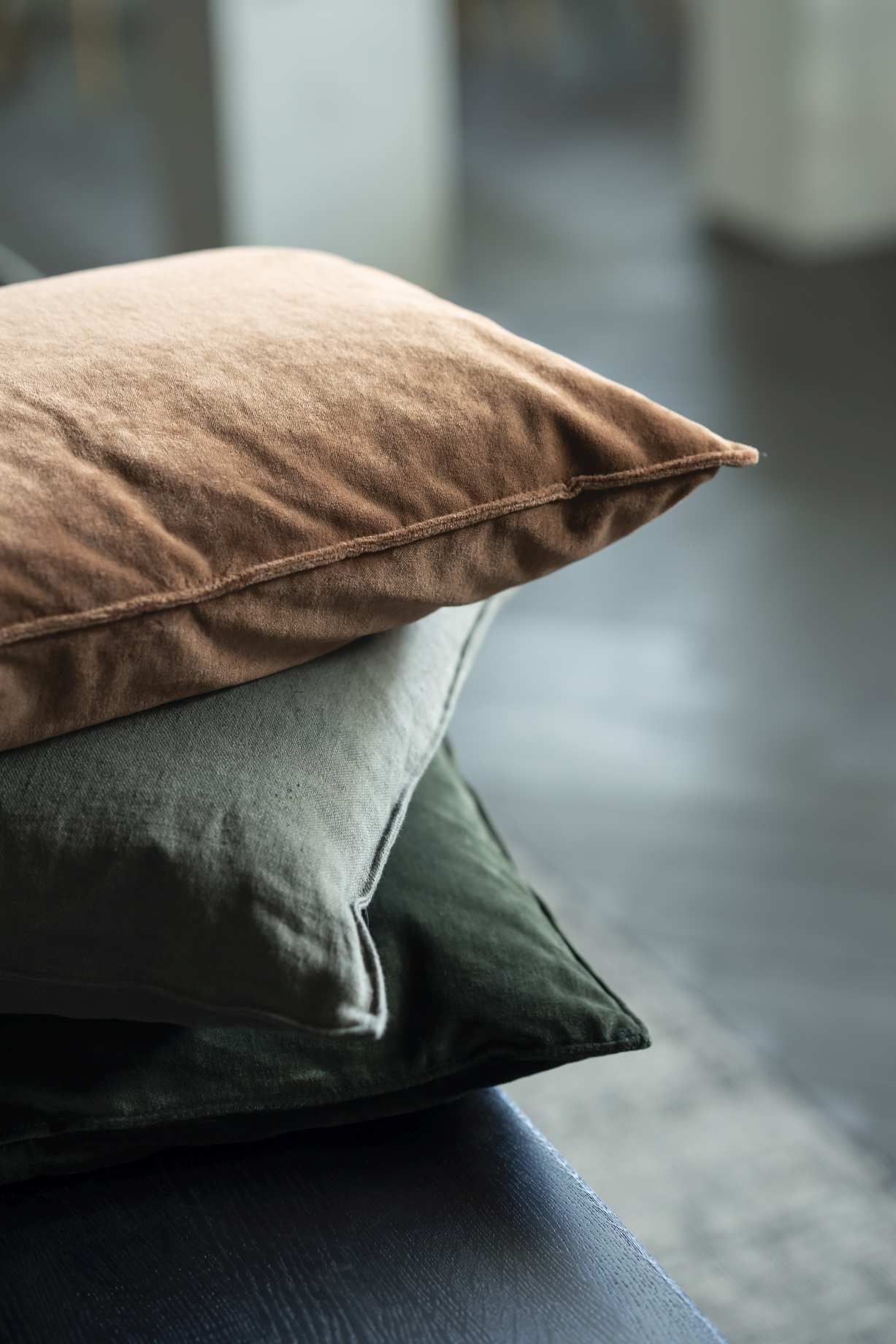Stapel aus drei Velvet Kissen in Sand-, Grau- und Grüntönen, Dekokissen für Wohnzimmer.