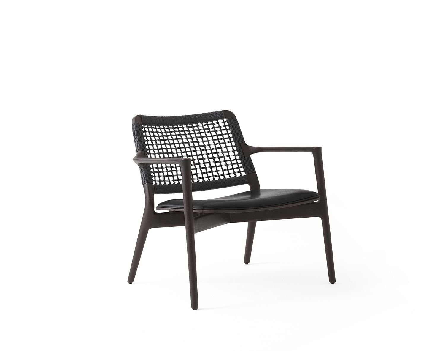 Vipp Cabin Lounge Stuhl VIPP488 aus dunklem Holz mit schwarzer Sitzfläche und geflochtener Rückenlehne.
