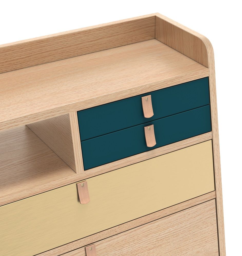 Detailansicht des Gaston Wandsekretärs von Hartô: Holzstruktur, farbige Schubladen und Ledergriffe.