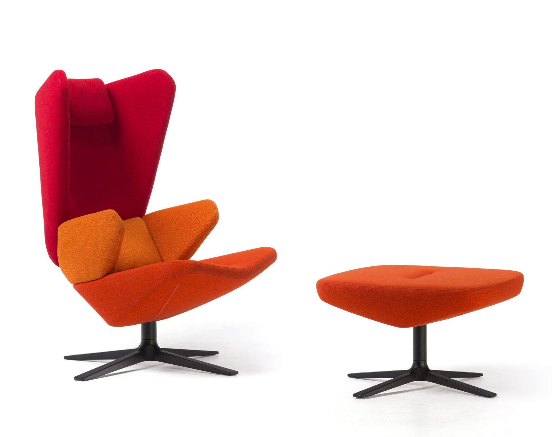 Trifidae Sessel von Prostoria, roter Lounge Sessel mit Fußhocker, moderner Relaxsessel für Wohnzimmer.