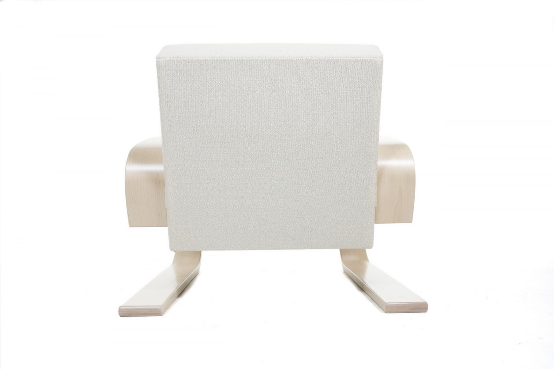Rückansicht des Artek 400 Sessel Tank mit hellem Stoffbezug und Holzgestell. Designklassiker.