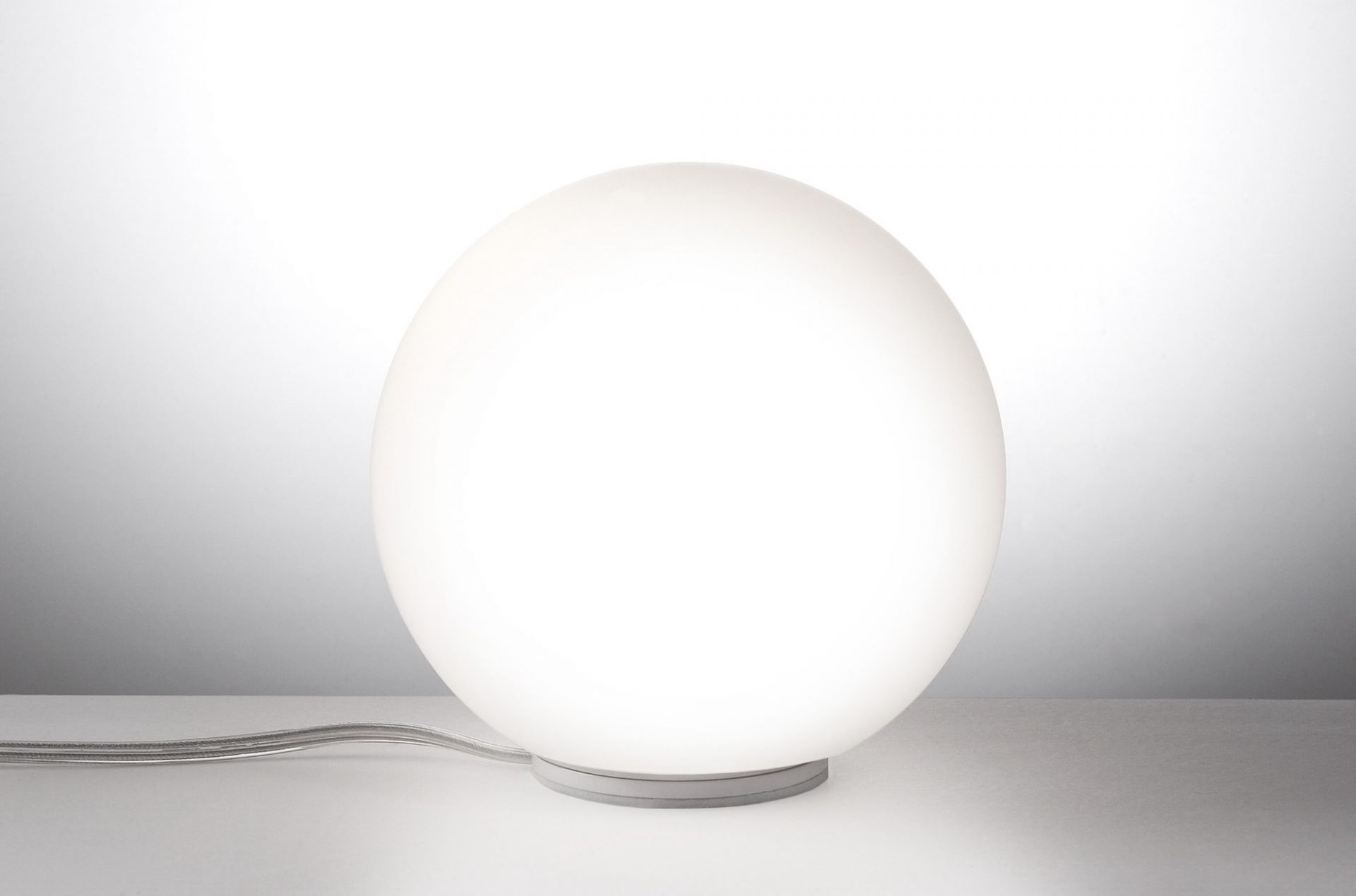 Weiße Dioscuri Tischleuchte von Artemide: Runde Lampe für Nachttisch oder Schreibtisch.