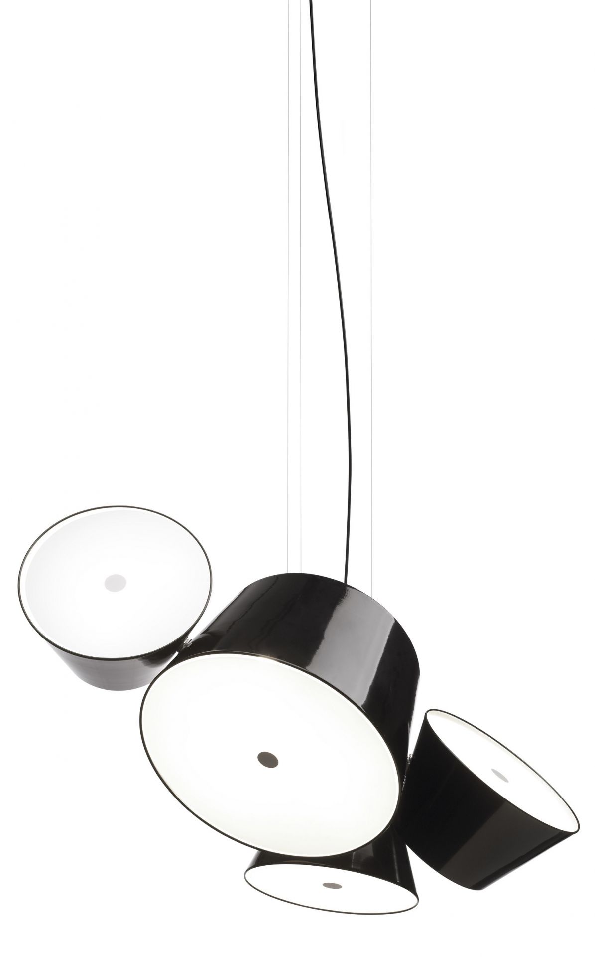 Tam Tam 3 LED Pendelleuchte von Marset in Schwarz, moderne Hängelampe mit mehreren Leuchtkörpern.