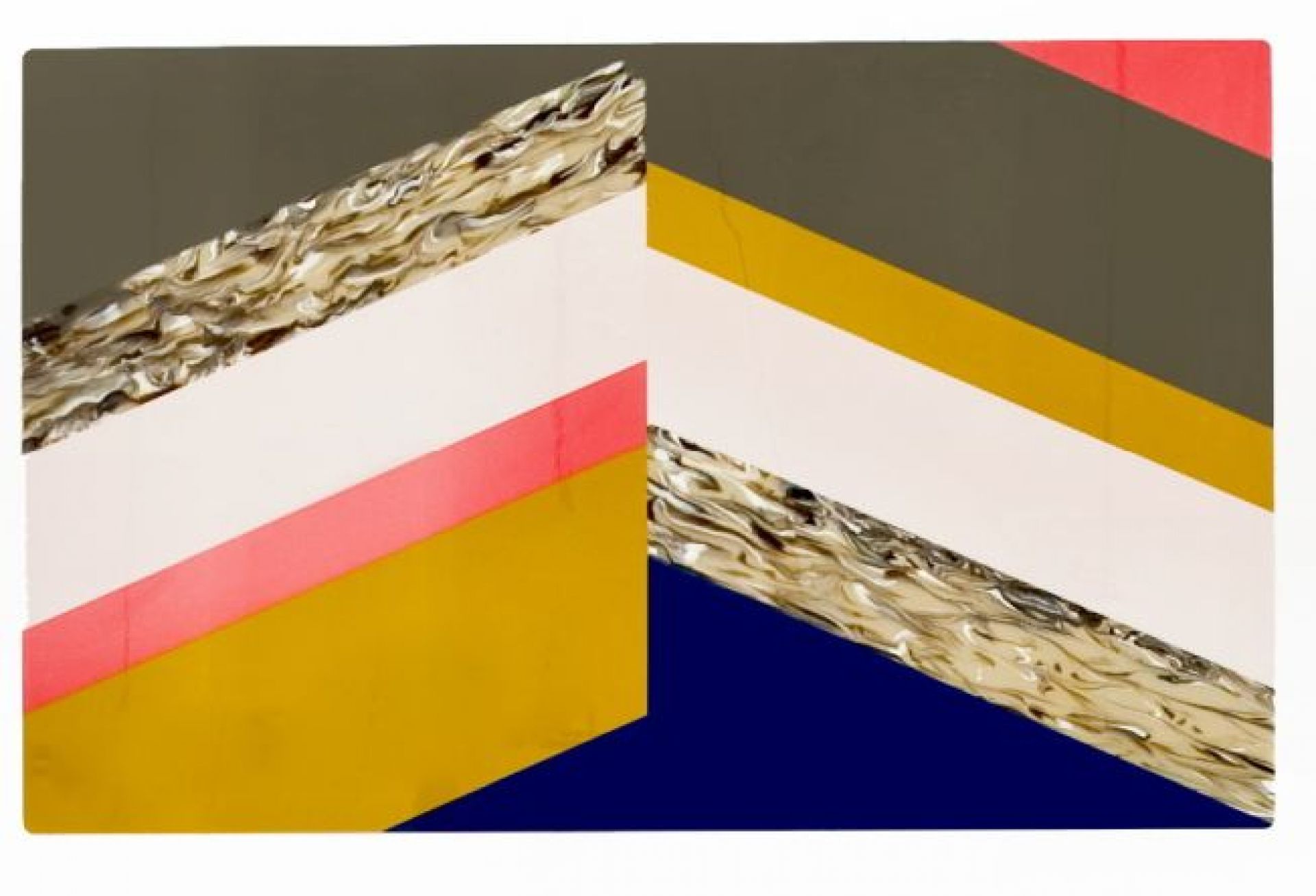 Detailaufnahme des Fishbone Tisches von Moroso, zeigt die farbigen, geometrischen Muster und die einzigartige Oberflächenstruktur.