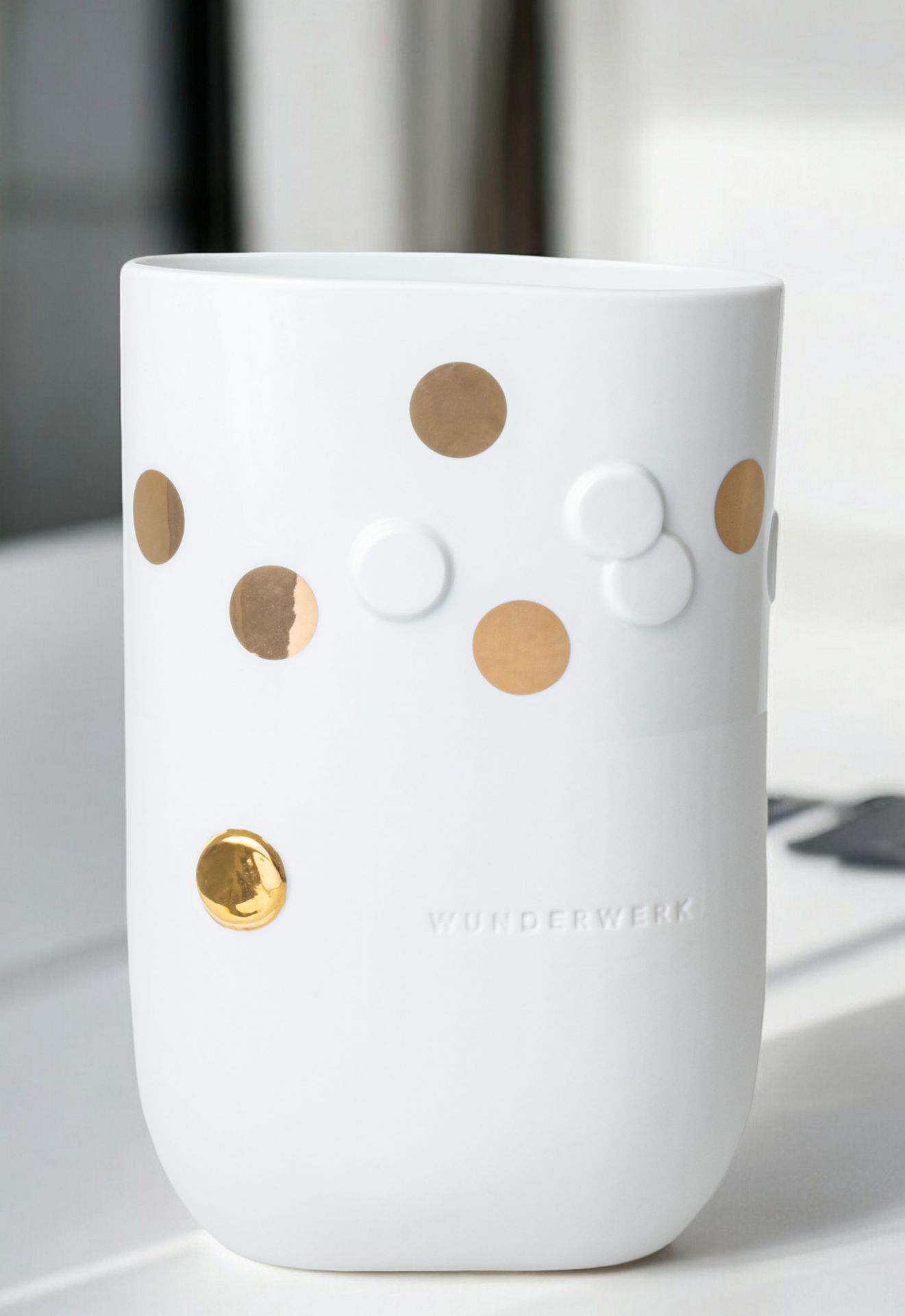 Weiße Wunderwerk Vase mit goldenen Punkten und erhabenen, weißen Kreisen als moderne Dekoration.