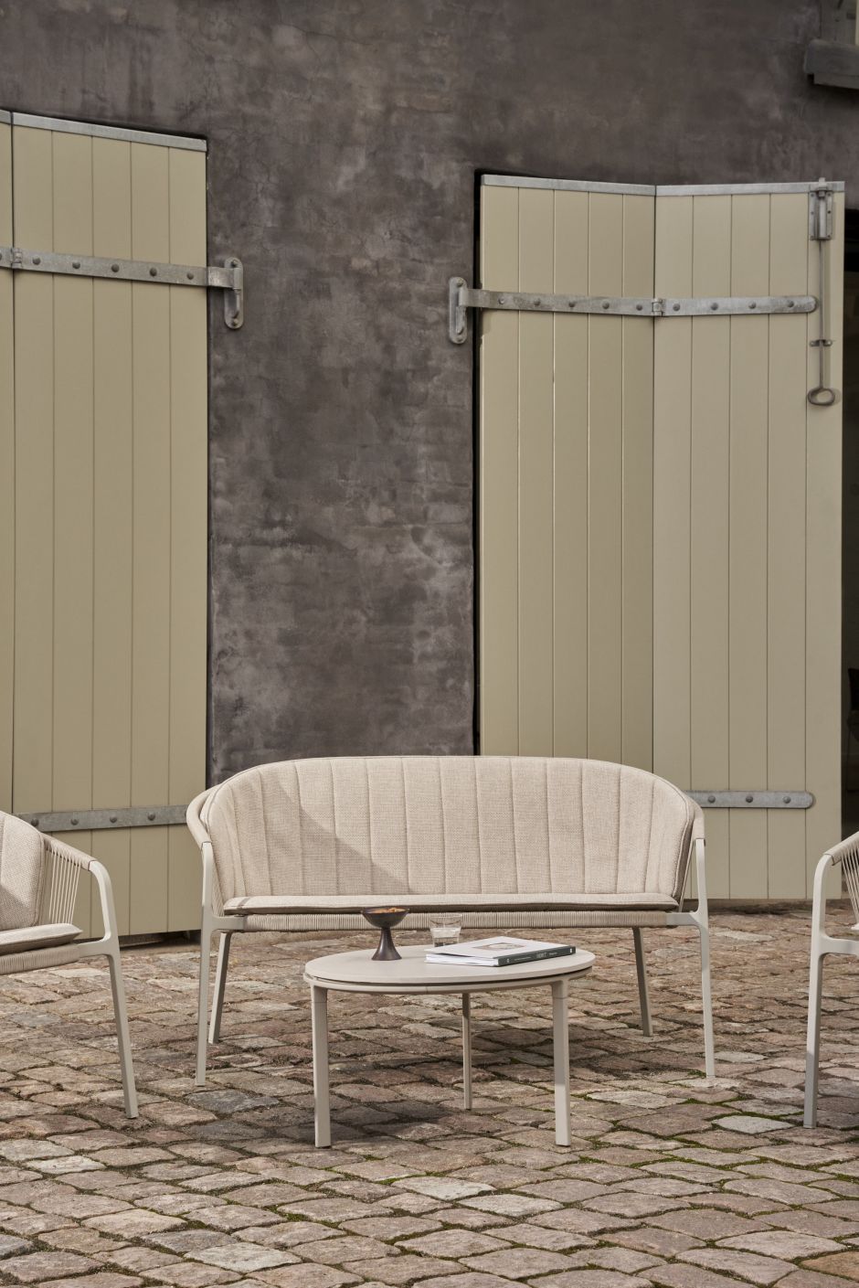 Lagrasse Zweisitzer Sofa von Vipp für den Außenbereich mit Tisch und Stühlen. Gartenmöbel.