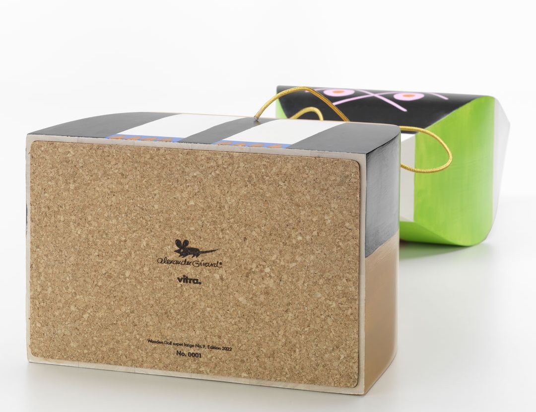 Detailansicht der Wooden Doll No.9 Super Large von Vitra, ein handbemaltes Holzobjekt, Sammlerstück und Einzelstück.