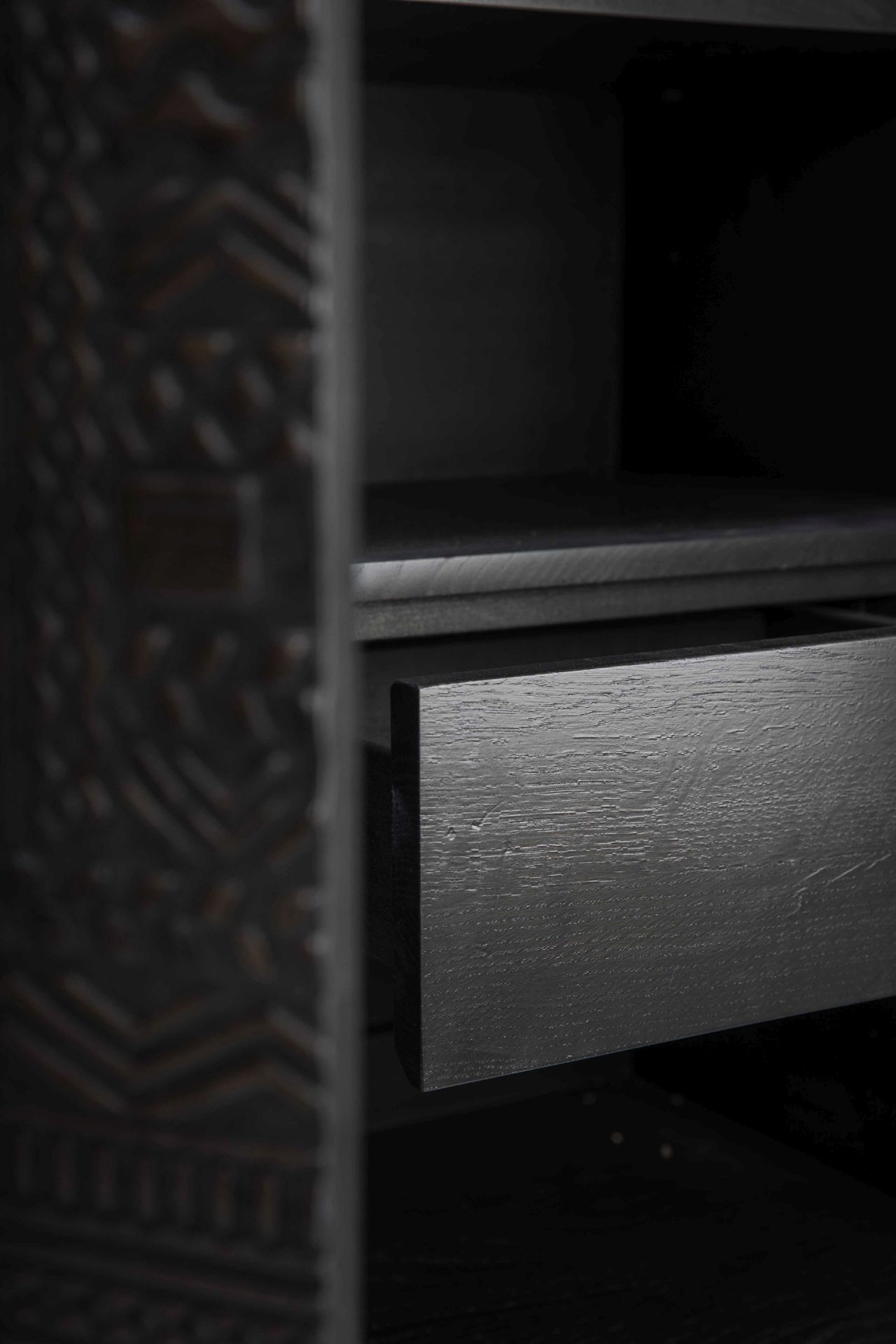 Detailaufnahme: Tabwa Schrank aus Teakholz von Ethnicraft mit offener Schublade und ethnischem Muster.
