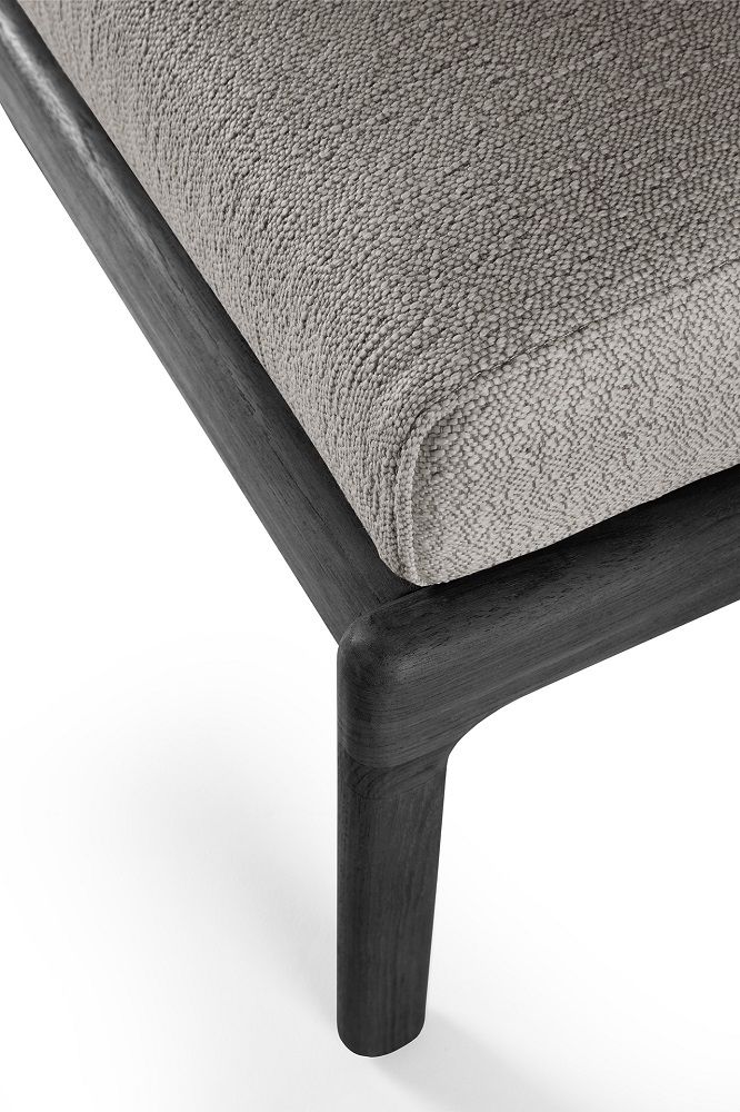 Detailaufnahme: Jack Outdoor Polsterhocker mit schwarzem Teakholzrahmen und mokkafarbenem Polster, geeignet für den Außenbereich.