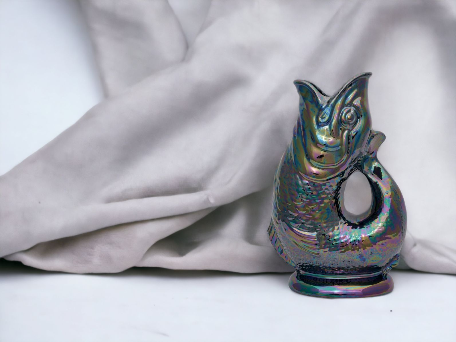 Gluckigluck Fischkaraffe in schimmerndem Farbton, dekorative Wasserkaraffe in Fischform für Tisch und Küche.