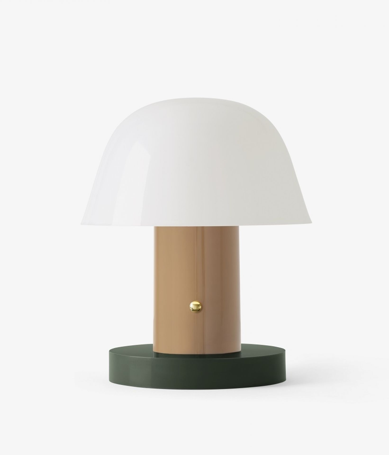 Setago Akkuleuchte NUDE & FOREST von AndTradition: Tischleuchte mit weißem Schirm, braunem Korpus und grünem Fuß.