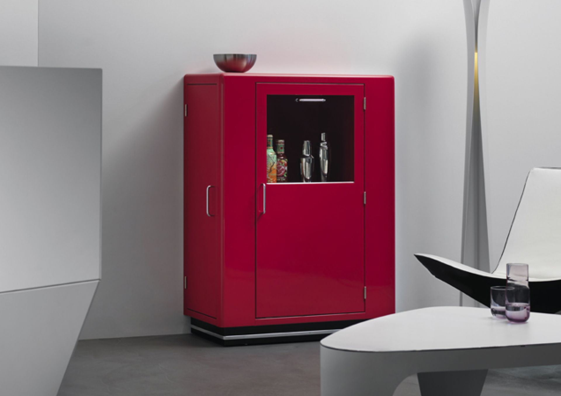 Roter KB 323 Barschrank von Müller Möbelfabrikation mit Glasvitrine und Cocktail-Zubehör im modernen Wohnzimmer.