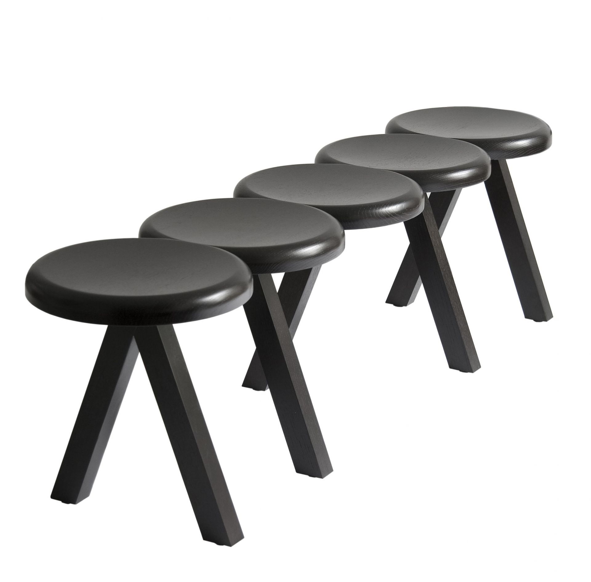 Reihe von fünf schwarzen Millepiedi Hockern von Driade auf weißem Hintergrund.