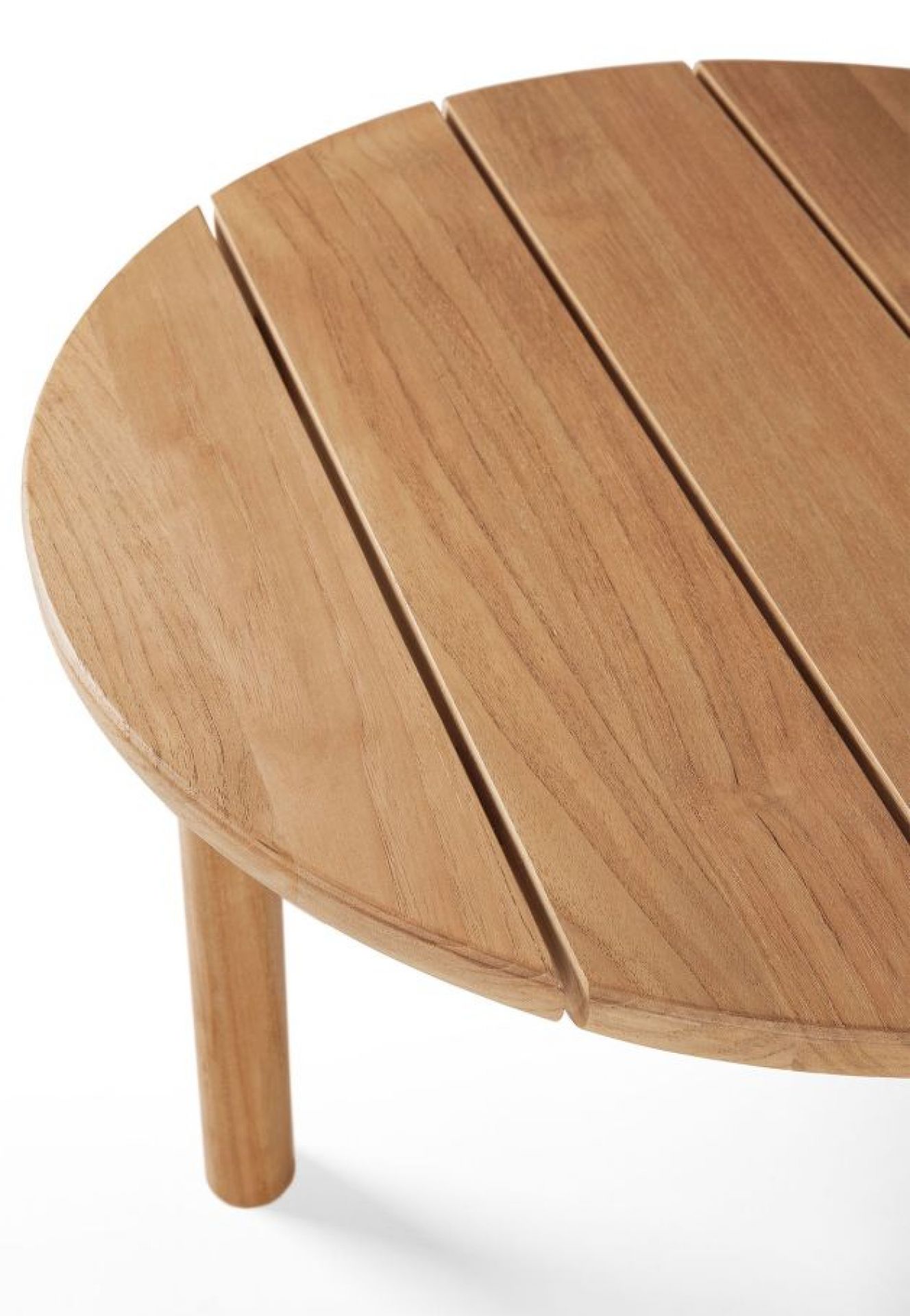 Detailaufnahme des Ethnicraft Quatro Couchtischs aus Teakholz für den Außenbereich.