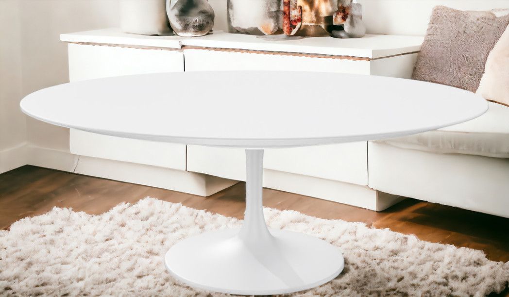 Weißer Saarinen Couchtisch von Knoll International, ovale Tischplatte und zentraler Fuß. Modernes Design.