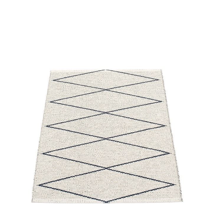 Max Kunststoffteppich von Pappelina, 70x100 cm, dunkelblaues Rautenmuster auf hellem Grund, Outdoor-Teppich.