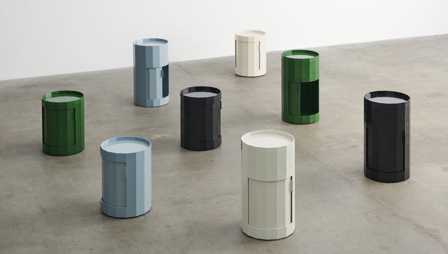 Mehrere Hay Facet Cabinet Low Stauraum Möbel in verschiedenen Farben auf grauem Untergrund.