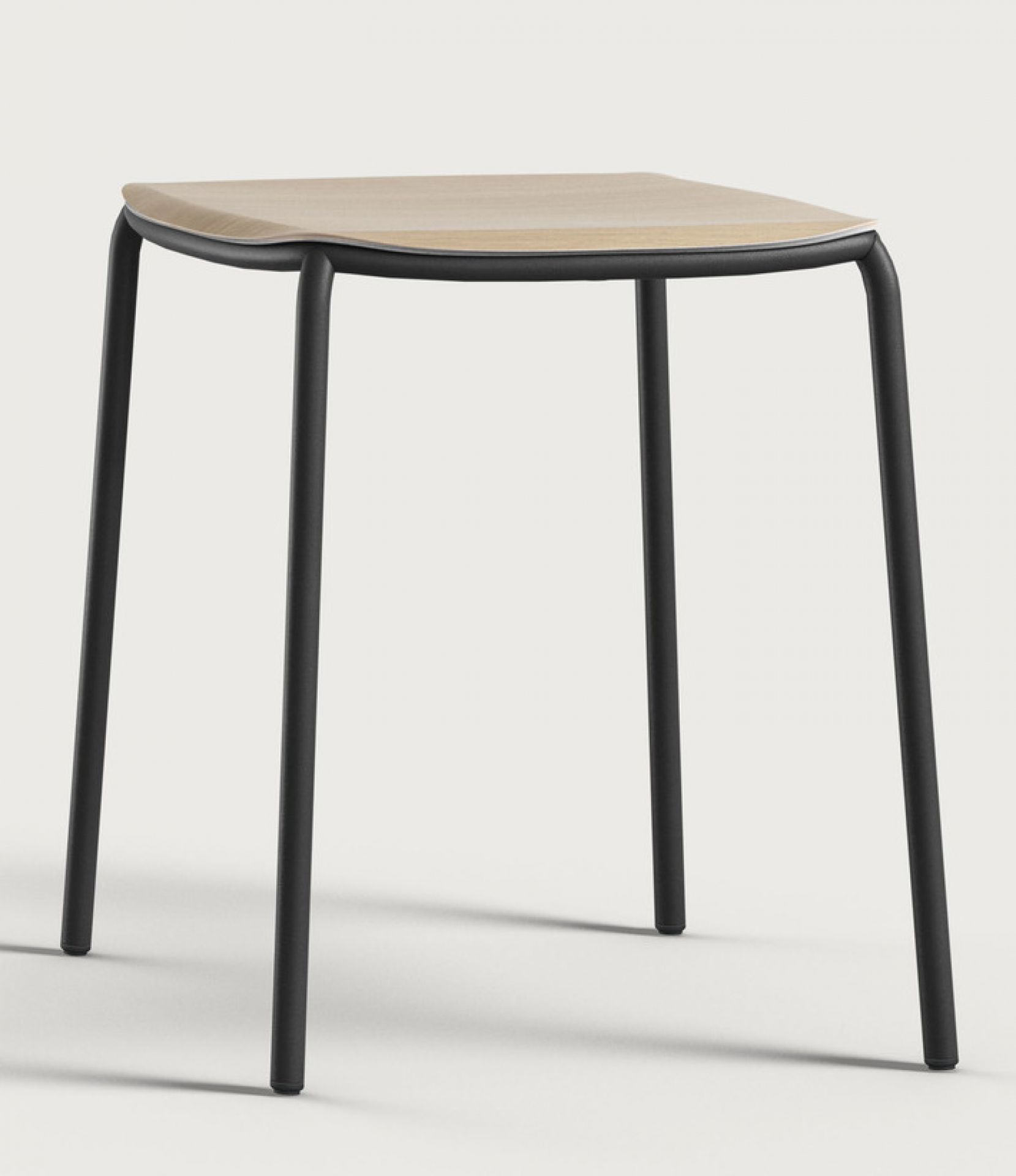 Nate S Hocker von Brunner: Moderner Hocker mit Holzplatte und schwarzem Metallgestell.