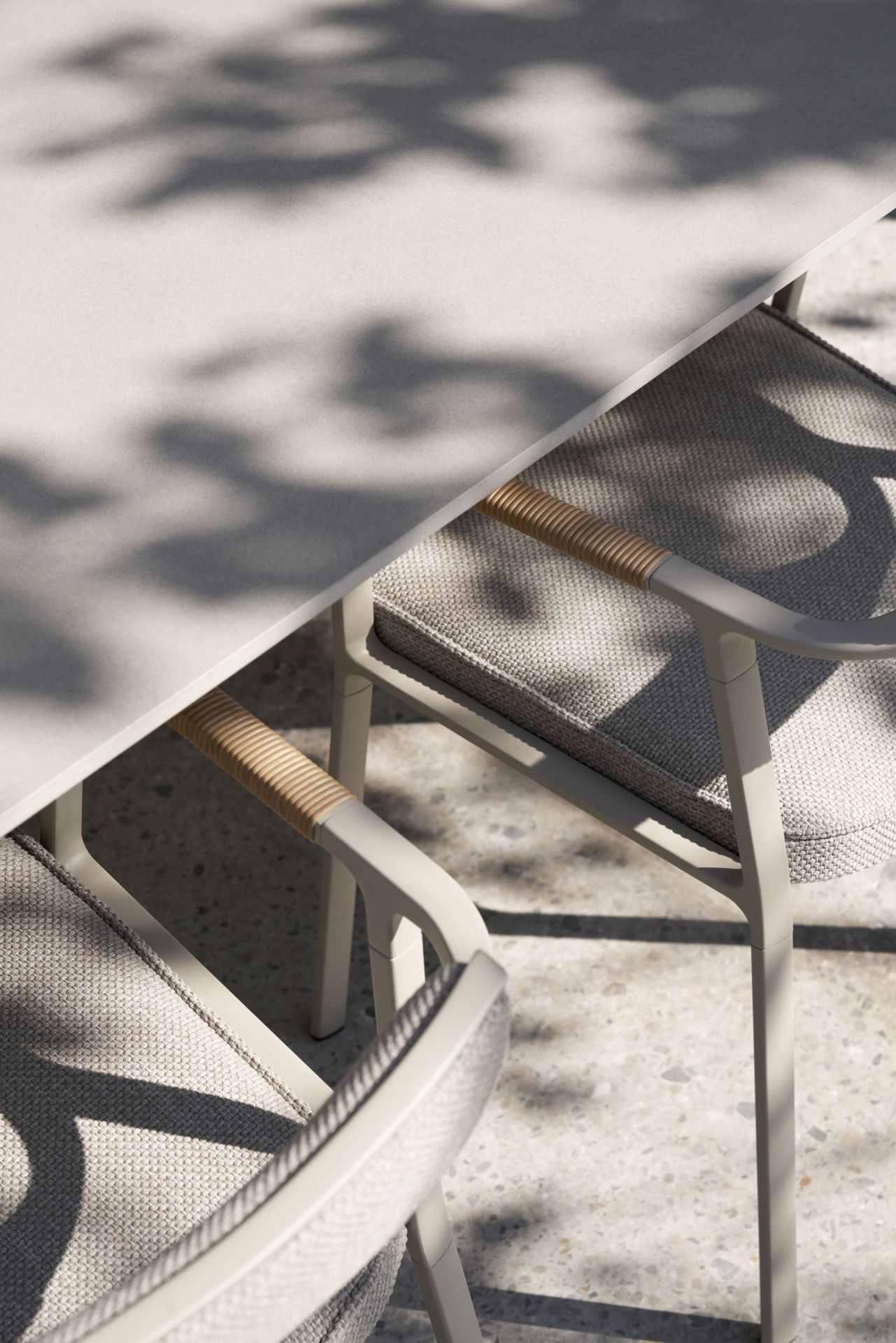 Detailaufnahme des Vipp Open-Air Outdoor Tisches mit Stühlen, modernes Design für Garten und Terrasse.