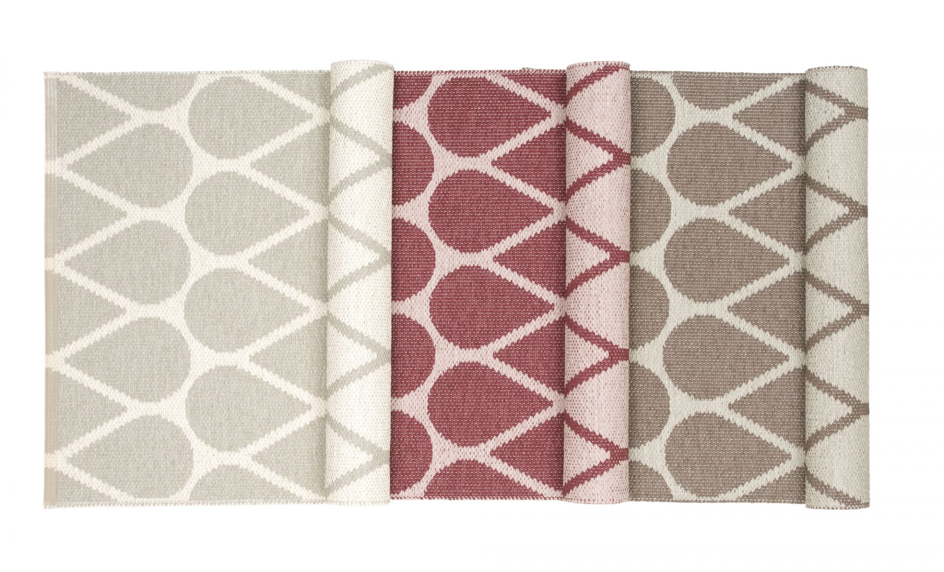 Otis Kunststoffteppich Pappelina, 70x50 cm, mit grafischem Muster in Beige, Rot und Braun gerollt.