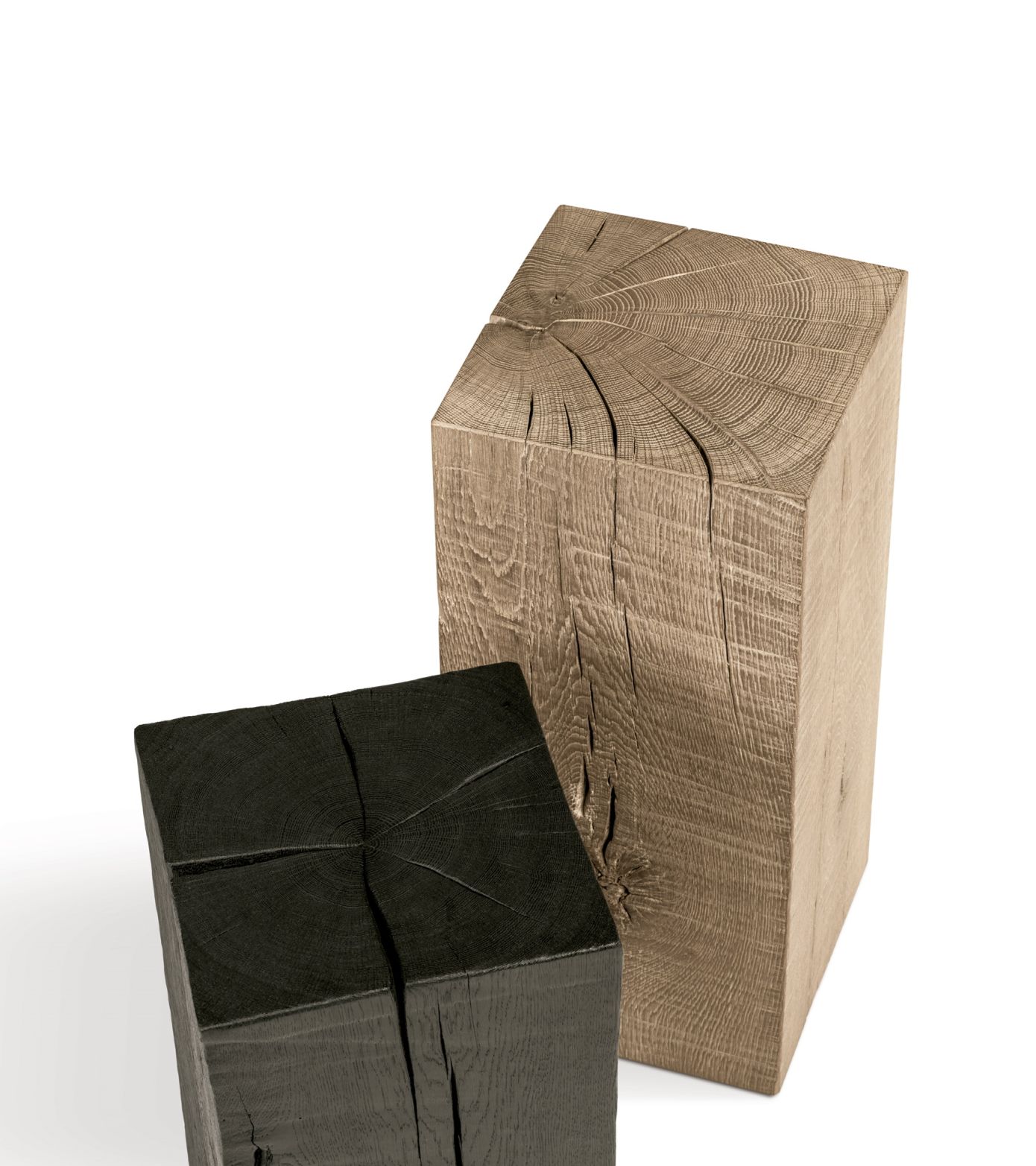 SK 02 Cube Hocker & Beistelltisch Janua aus Holz, einmal schwarz und einmal naturfarben.