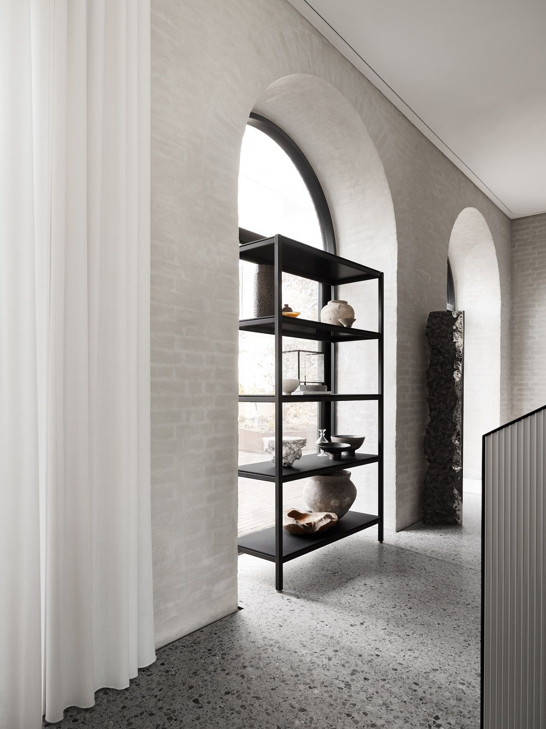 Schwarzes, hohes Vipp Regalsystem mit fünf Böden, dekoriert mit Vasen und Schalen, in modernem Interieur.