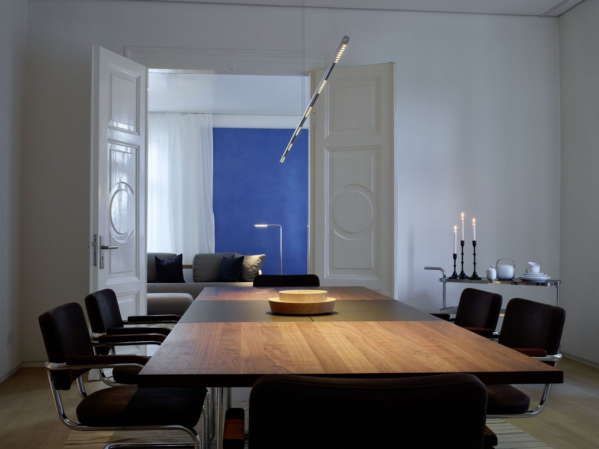 Esszimmer mit LUM 195 Pendelleuchte von Tecnolumen, verchromt, über einem Esstisch.