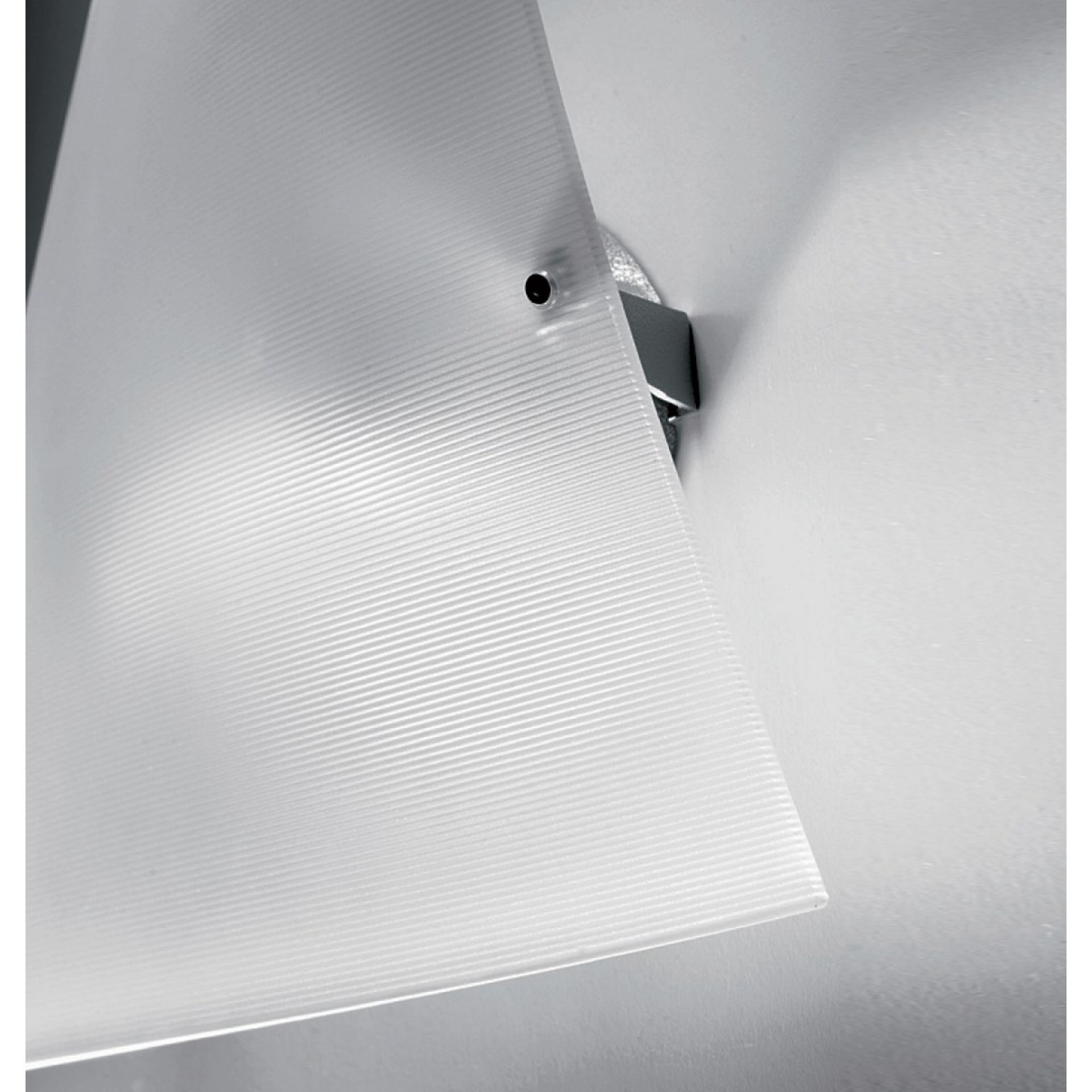 Detailaufnahme der Foscarini Folio Deckenleuchte: Moderne Lampe mit gerippter, weißer Oberfläche.