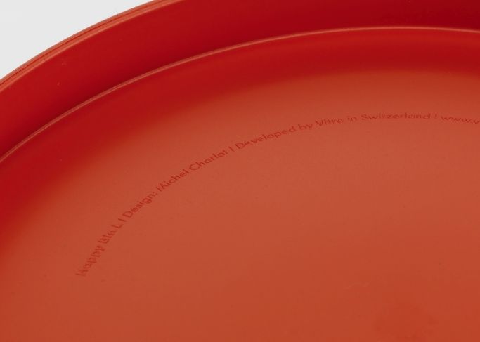 Detailaufnahme des roten Happy Bin Papierkorbs von Vitra, Design Michel Charlot.