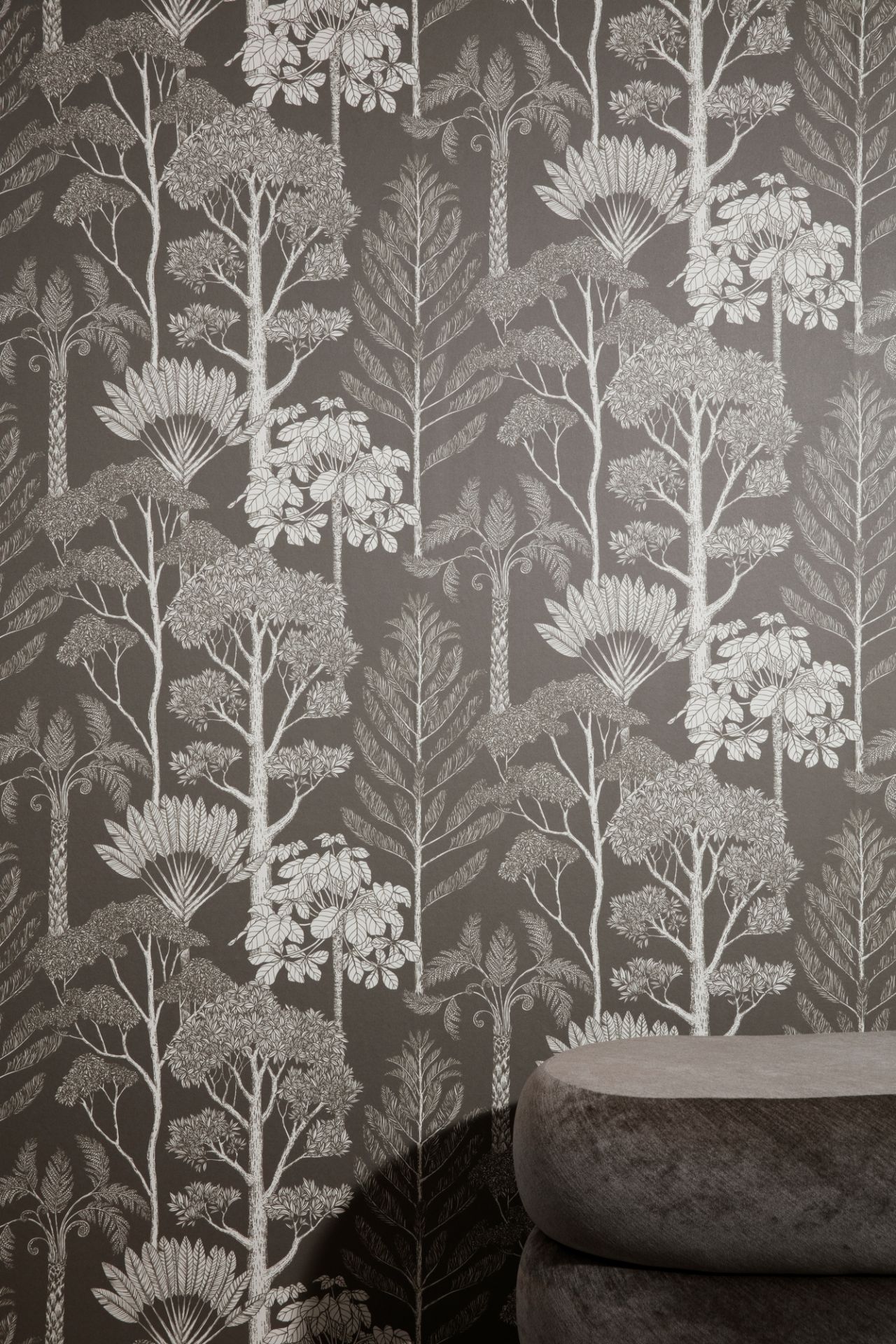 Nahaufnahme des Ferm Living Pouf Oval Faded Velvet Hockers in Wald-Optik.