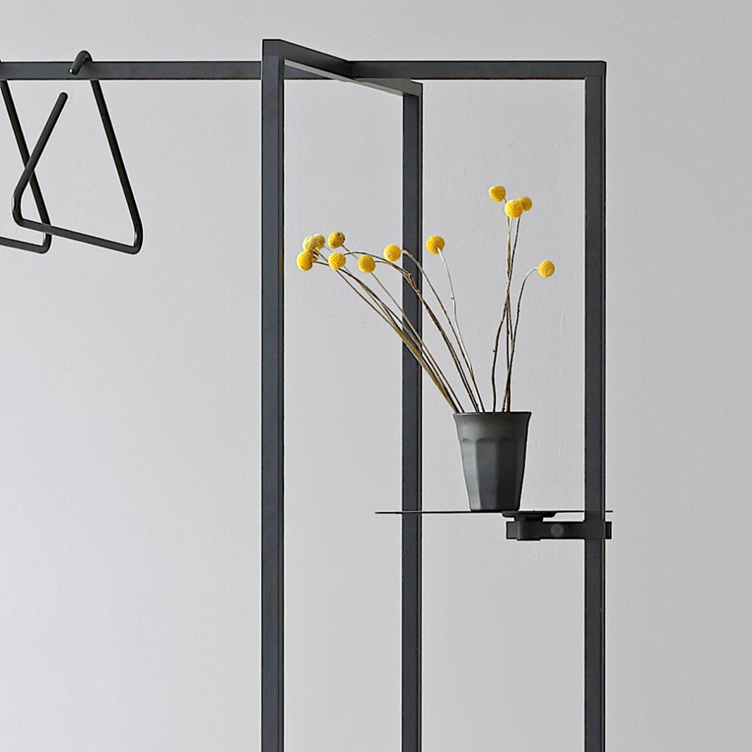 Roomsafari Modular Frames L Garderobe: Detailansicht mit Ablage und gelben Zierblumen im Topf.