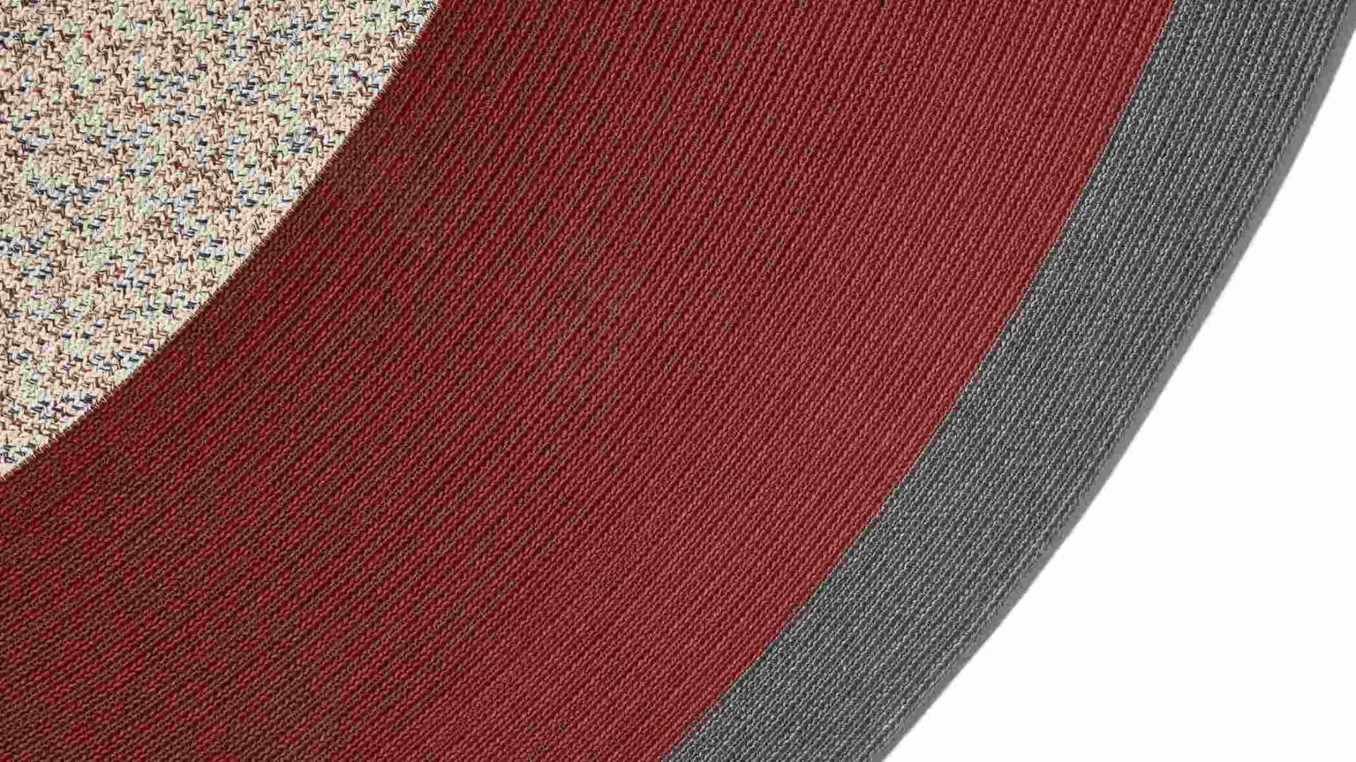 Detailaufnahme des Cassina Circus Teppichs (Ø 300 cm) für den Außenbereich, verschiedene Farbsegmente.