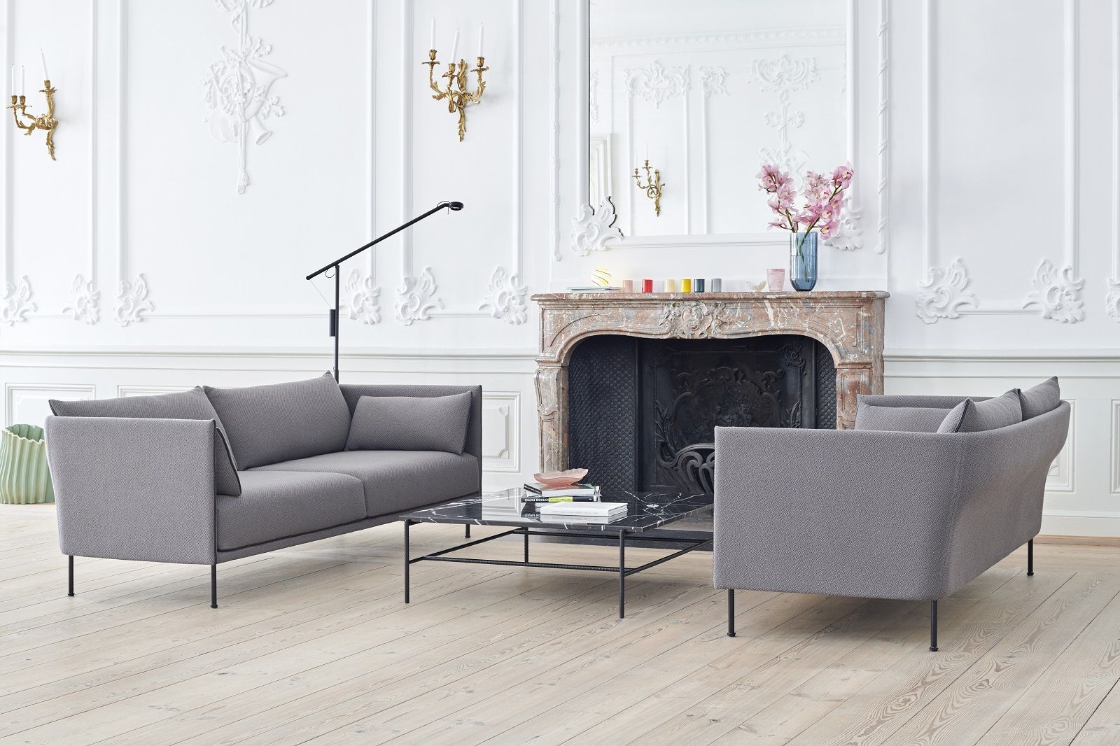 Graues Silhouette Sofa 3-Sitzer von Hay im eleganten Wohnzimmer mit Kamin und Designermöbeln.