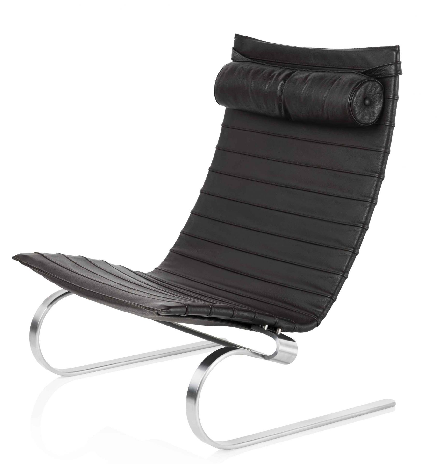 PK20 Sessel von Fritz Hansen: Schwarzer Ledersessel mit Kopfstütze und Stahlgestell. Designklassiker.